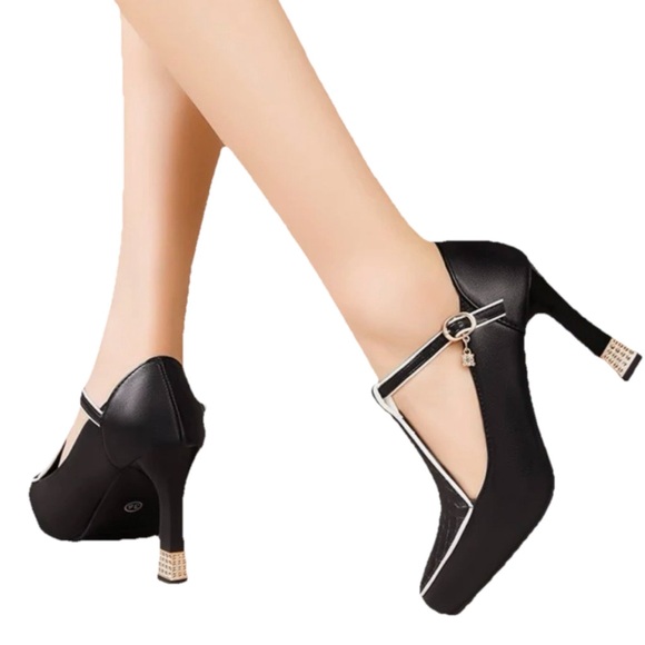 Shoes - New Black Cushioned T-Strap W/ Chrystal Accents & Chrystal Heels Size/8.5